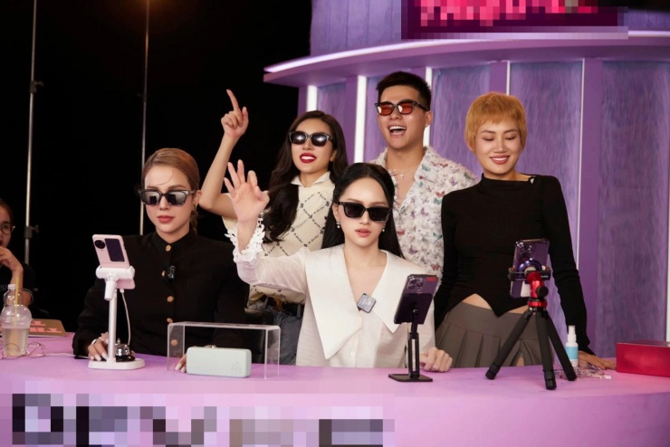 Livestream, quảng bá sản phẩm qua hình thức tiếp thị liên kết đem lại nguồn thu lớn cho người nổi tiếng.