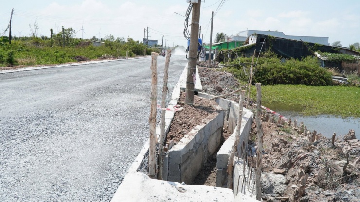 Rãnh thoát nước của đoạn đường 1,8km có nhiều đoạn uốn cong để tránh cột điện.