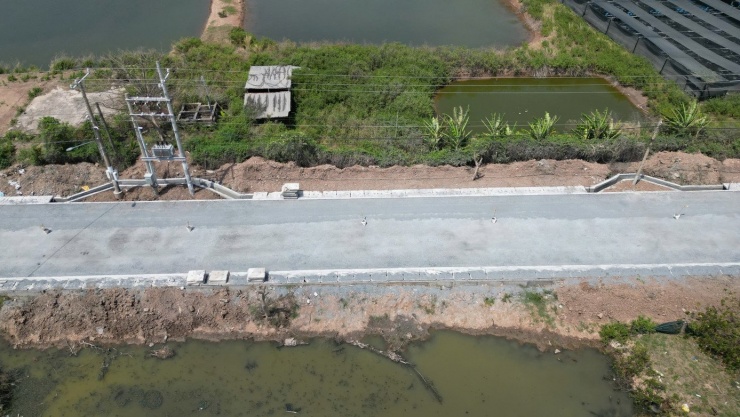 Đoạn đường chỉ 1,8km nhưng có 36 vị trí rãnh thoát nước phải uốn cong để “né” trụ điện.