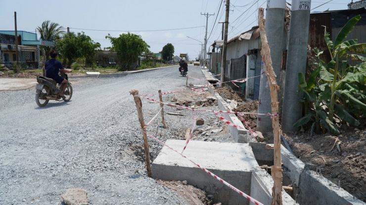 Một số đoạn cống, rãnh trước nhà dân, sát cột điện được thiết kế vòng vào trong lòng đường.