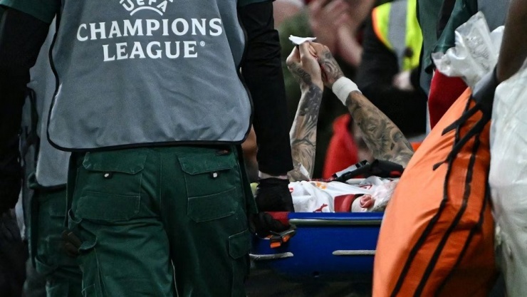 Lang ôm ngón tay chảy máu