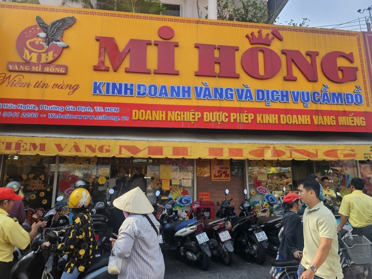 Sau cú rơi 8 triệu đồng/lượng, tiệm vàng xuất hiện cảnh hiếm gặp - 1