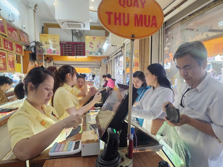 Tiệm vàng Mi Hồng ở khu vực chợ Bà Chiểu đông đúc khách tranh thủ mua vàng lúc giá giảm