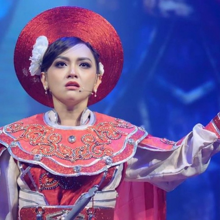 Bùm Bum - cháu gái NSƯT Vũ Linh "diễn chui" tiết mục "Tiếng trống Mê Linh" trong show gần đây.&nbsp;
