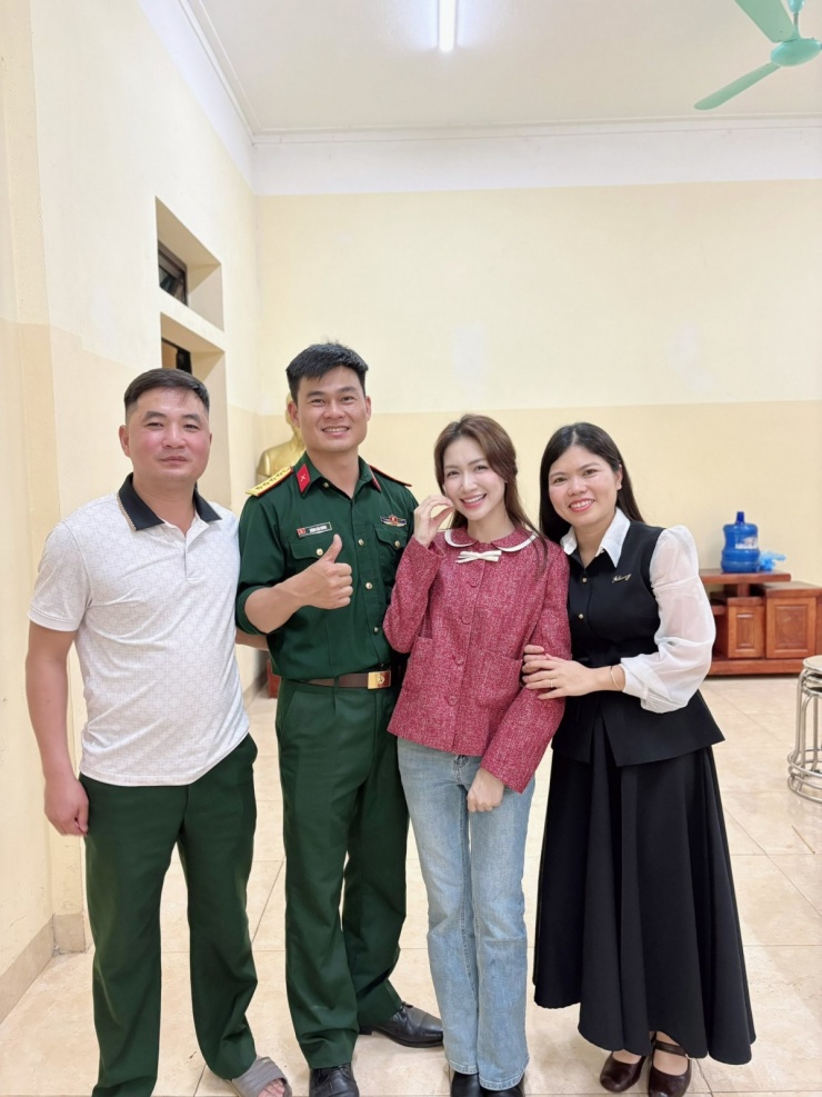 Hòa Minzy gây chú ý khi ra mắt đơn vị bạn trai