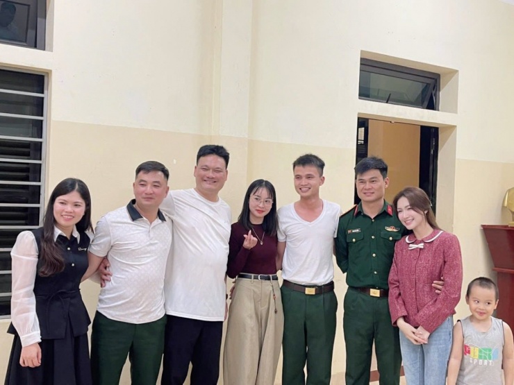 Hòa Minzy gây chú ý khi ra mắt đơn vị bạn trai - 3