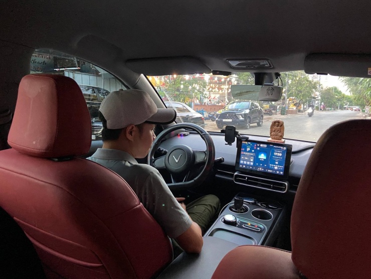 Tài xế Hùng vẫn tiếp tục hành trình chạy xe kiếm tiền mỗi ngày để trang trải cuộc sống.