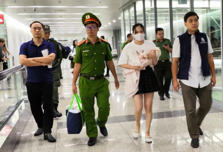 Cảnh sát dẫn giải Ngô Thị Thêu về nước.