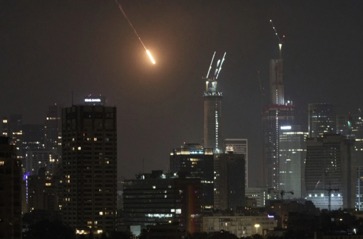 Tên lửa của Iran phóng vào Tel Aviv. Ảnh: AP