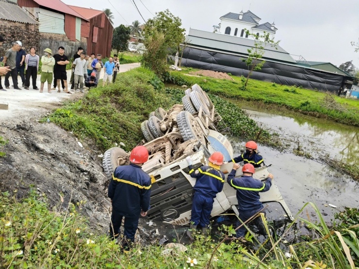 Giải cứu tài xế mắc kẹt trong xe trộn bê tông lật xuống ao - 1