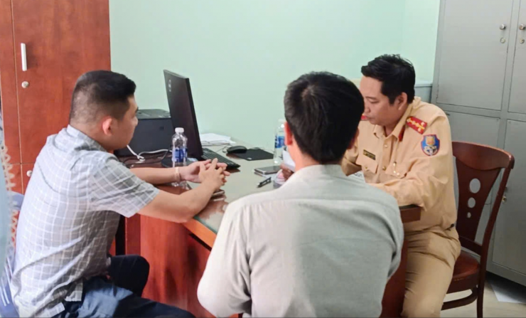 Tước bằng lái tài xế chở nhóm người ăn uống trên thùng xe bán tải gây xôn xao TPHCM - 1