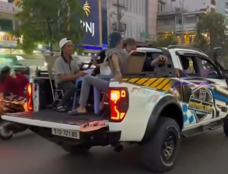 Hình ảnh nhóm người ngồi ăn uống trên xe bán tải gây xôn xao dư luận