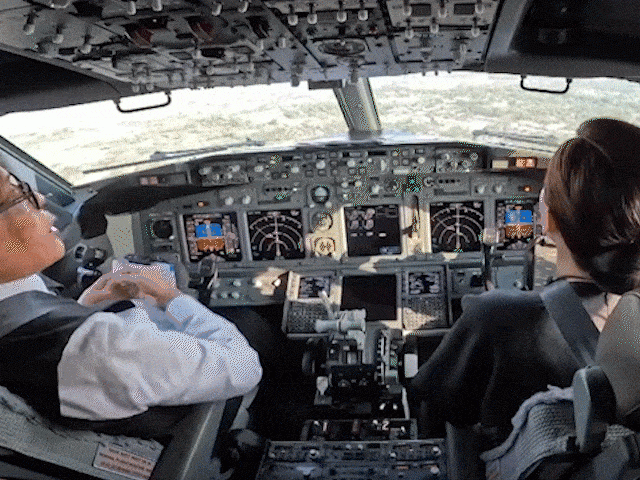 Vua Thái Lan tự lái chuyên cơ hoàng gia đến Lào