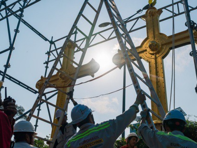 VIDEO: Cận cảnh thánh giá nặng 400kg trên đỉnh Nhà thờ Đức Bà