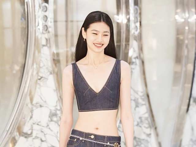 Váy áo cắt xẻ, xuyên thấu của sao 'Squid Game'