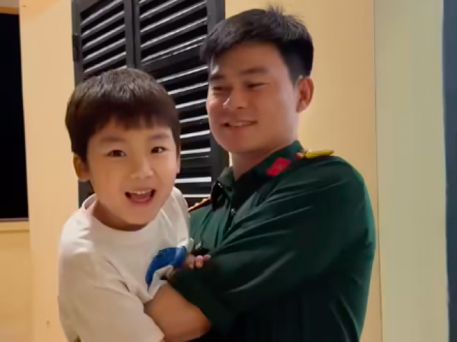 'Tan chảy' clip con trai Hòa Minzy thăm Đại úy Văn Cương, quấn quýt không rời