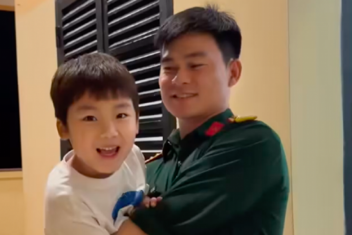 'Tan chảy' clip con trai Hòa Minzy thăm Đại úy Văn Cương, quấn quýt không rời