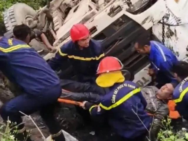 Giải cứu tài xế mắc kẹt trong xe trộn bê tông lật xuống ao