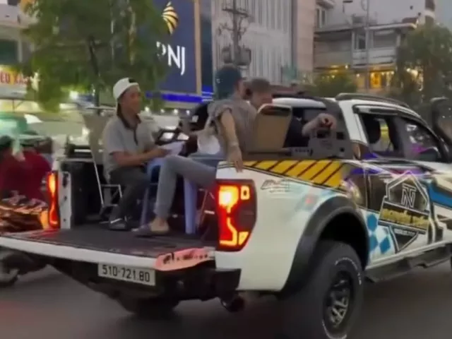 Tước bằng lái tài xế chở nhóm người ăn uống trên thùng xe bán tải gây xôn xao TPHCM