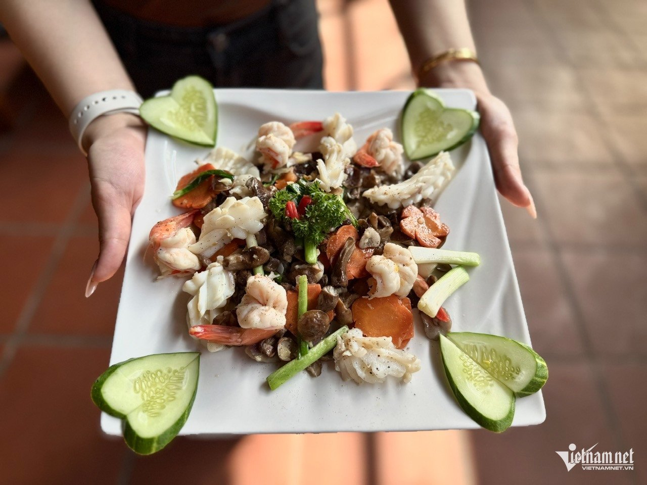 Món nấm tràm xào hải sản và canh nấm tràm được nhiều thực khách yêu thích