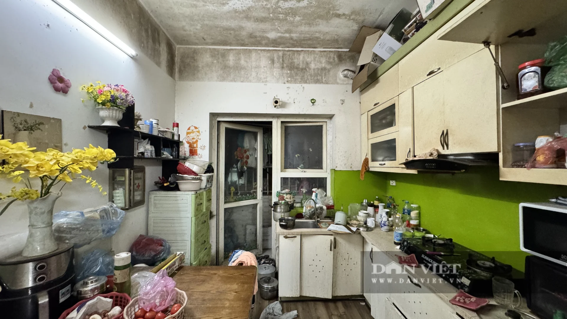 Không gian bên trong căn nhà xuất hiện nhiều mảng tường xỉn màu, vết bẩn đen tích tụ. Ảnh: Anh Văn