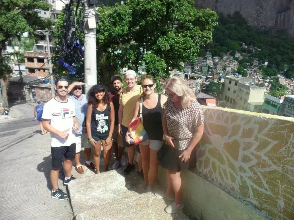 Du khách từ khắp nơi trên thế giới xếp hàng hàng giờ chỉ để quay một đoạn video tại sân thượng được ví là "cổng trời" ở Brazil. Ảnh: Guardian.