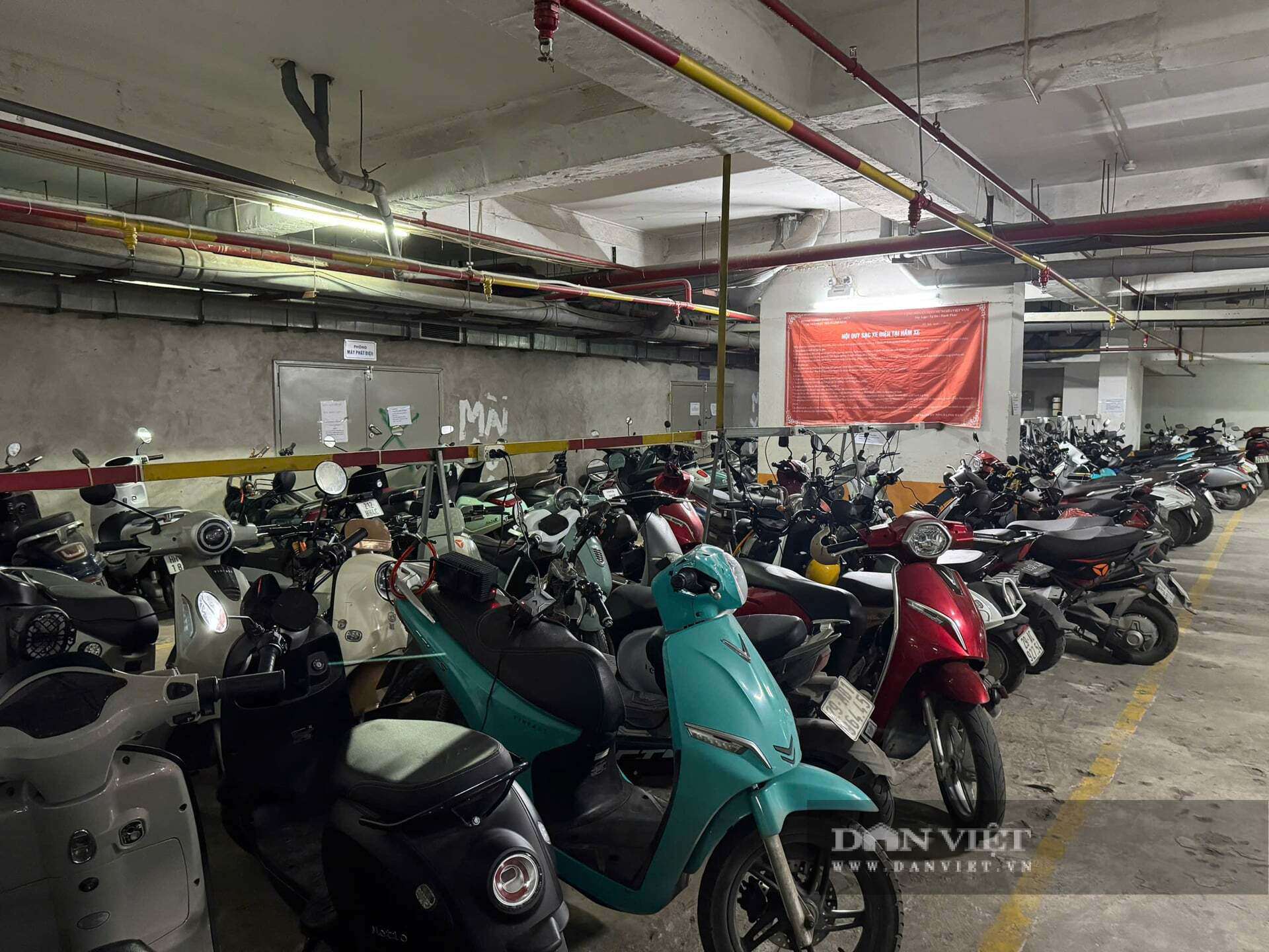 Chung cư "vạn dân" HH Linh Đàm ở Hà Nội bất ngờ thông báo ngừng nhận trông xe điện. Ảnh: Phương Thảo