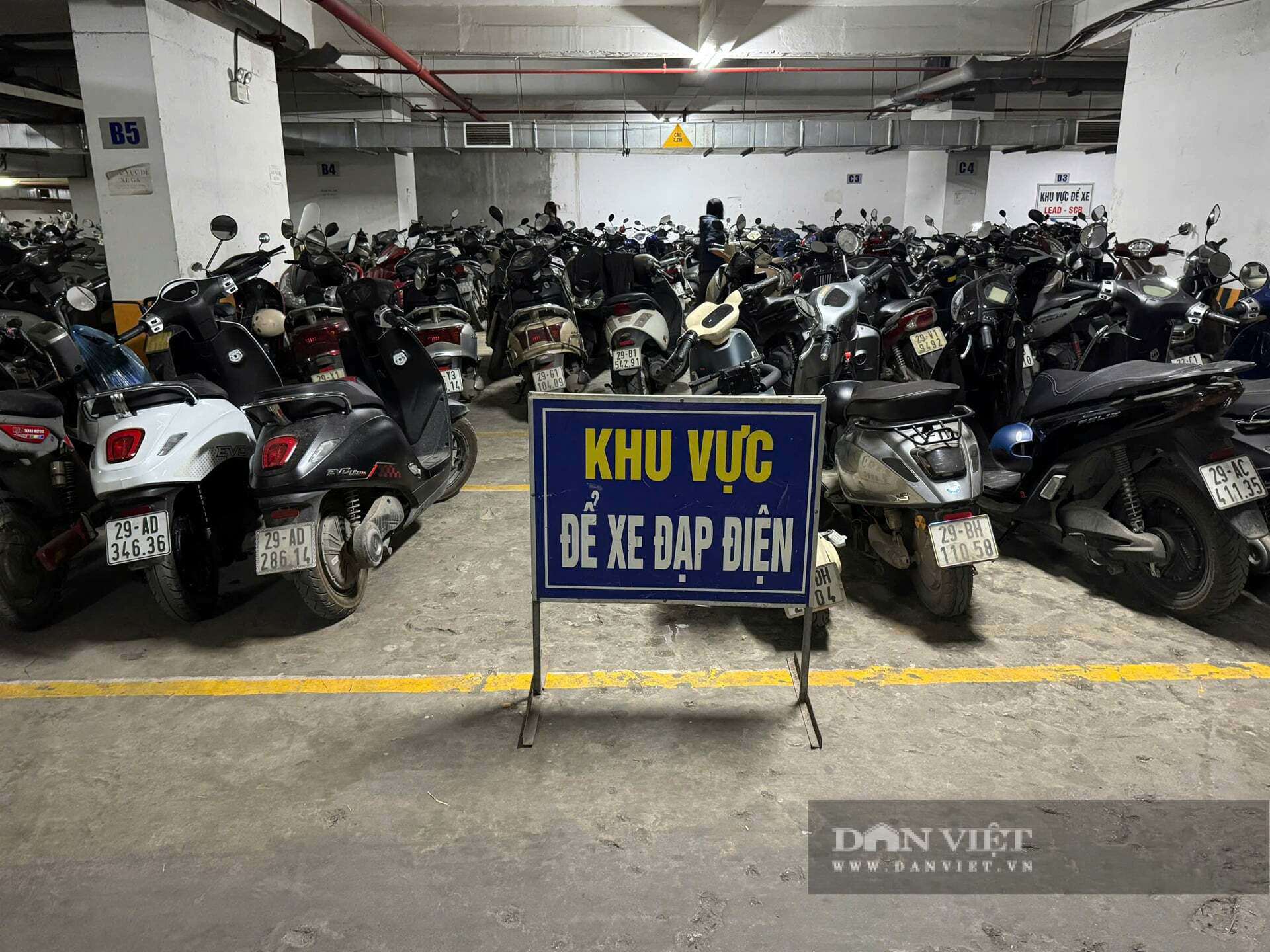 Chung cư "vạn dân" HH Linh Đàm ở Hà Nội bất ngờ thông báo ngừng nhận trông xe điện. Ảnh: Phương Thảo