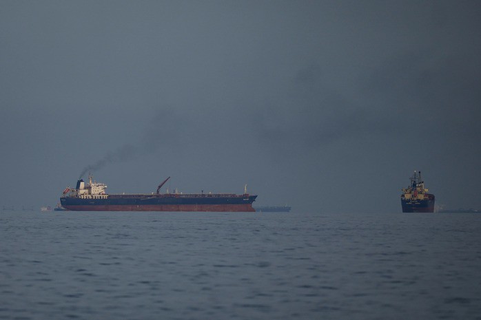 Các tàu hàng và tàu dầu đang mắc kẹt tại eo biển Hormuz. Ảnh: AP