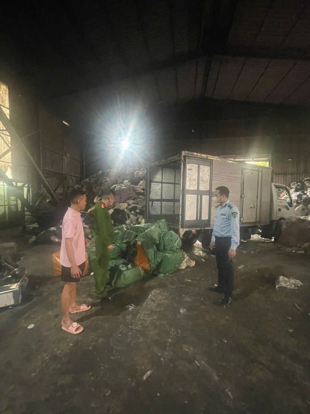 Công an xã Nghĩa Trụ phát hiện vi phạm. Ảnh: CACC