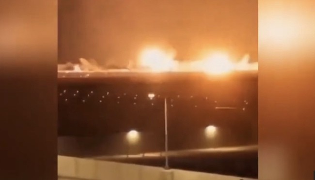 Iran đồng loạt tấn công Qatar, Ả Rập Saudi, Israel, giá dầu chạm mốc 110 USD/thùng - 1