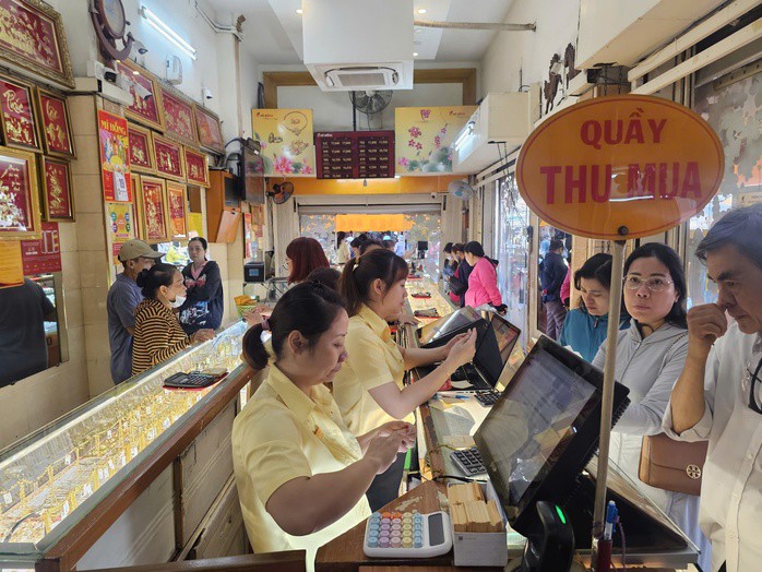 Tiệm vàng Mi Hồng sáng nay thưa thớt hơn ngày thường. Ảnh: Lê Tỉnh