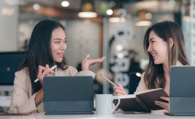 Với những mâu thuẫn gia đình, người thông minh hiểu rằng việc chia sẻ ra ngoài đôi khi không giúp giải quyết vấn đề, mà còn khiến mọi thứ trở nên phức tạp hơn. Ảnh minh họa