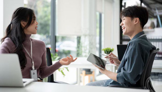 Người thông minh hiểu rằng, nói nhiều về người khác cũng đồng nghĩa tự đặt mình vào vòng xoáy thị phi. Ảnh minh họa