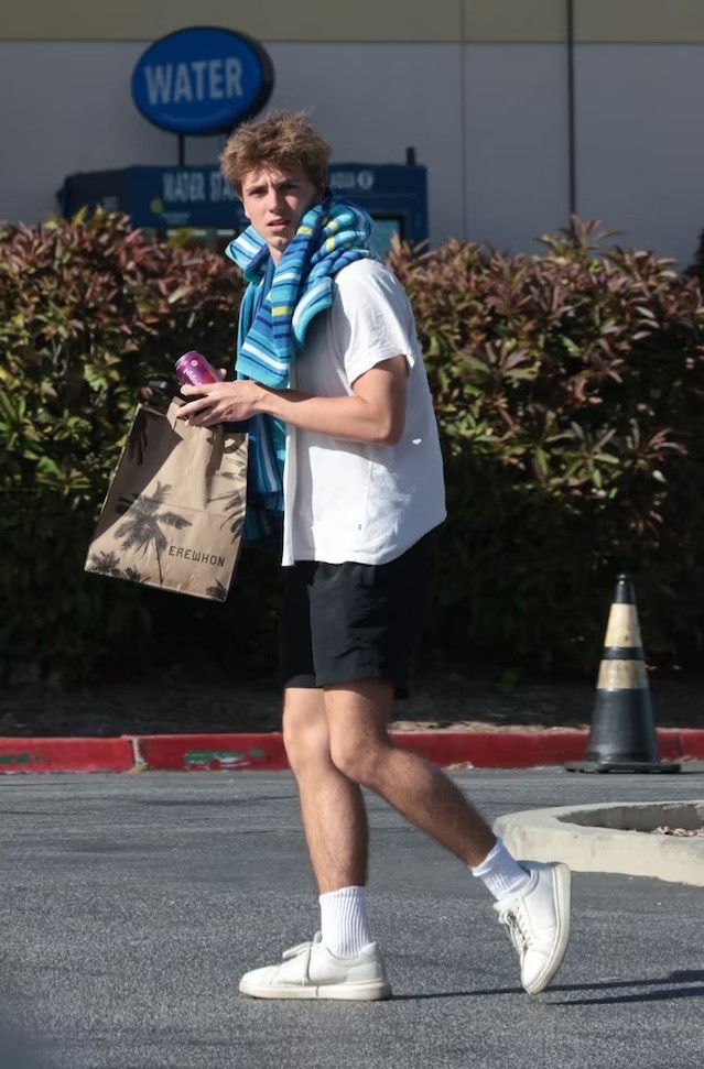 Jayden đi biển cùng bạn gái và anh trai. Ảnh: Grosby