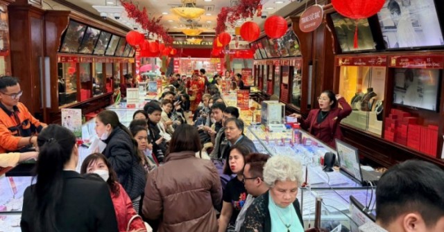 Giá vàng lao dốc, nên mua hay bán?