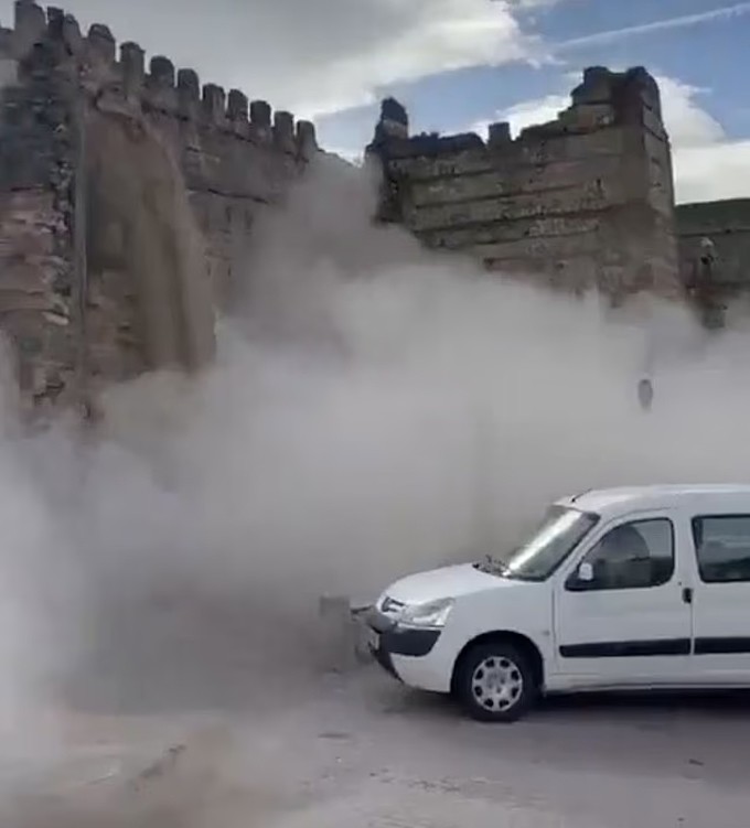 Bụi bốc lên mù mịt sau khi một phần lâu đài bị sập. Ảnh: X