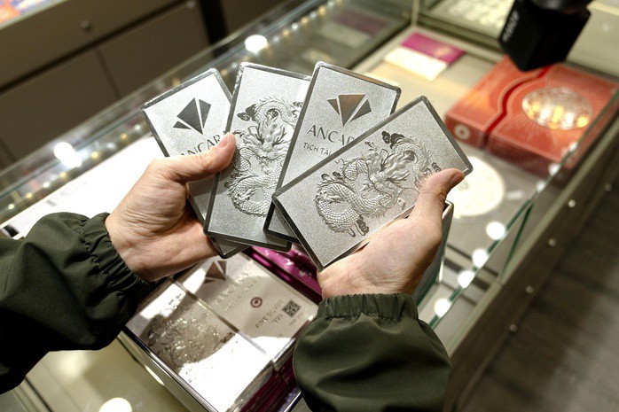 Giá bạc rớt mạnh