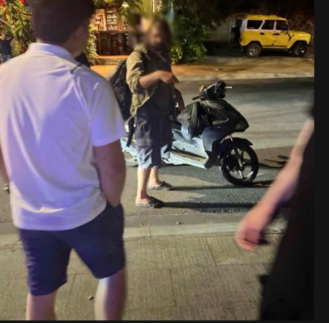 Người đàn ông nước ngoài cự cãi sau va chạm giao thông. Ảnh: QH