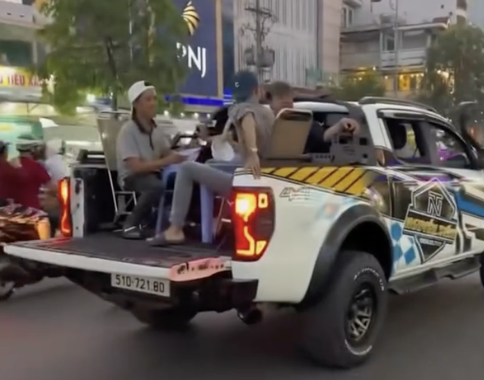 Bày bàn ghế trên xe để ăn uống.