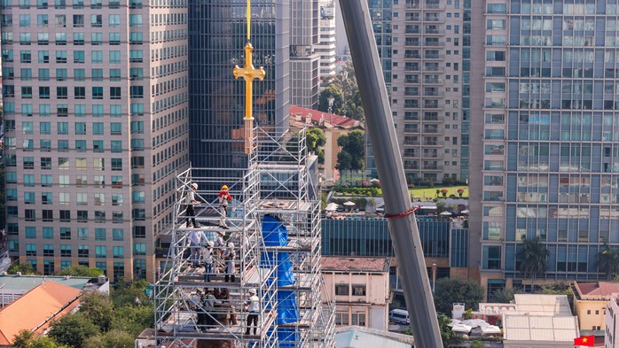 VIDEO: Cận cảnh thánh giá nặng 400kg trên đỉnh Nhà thờ Đức Bà - 2