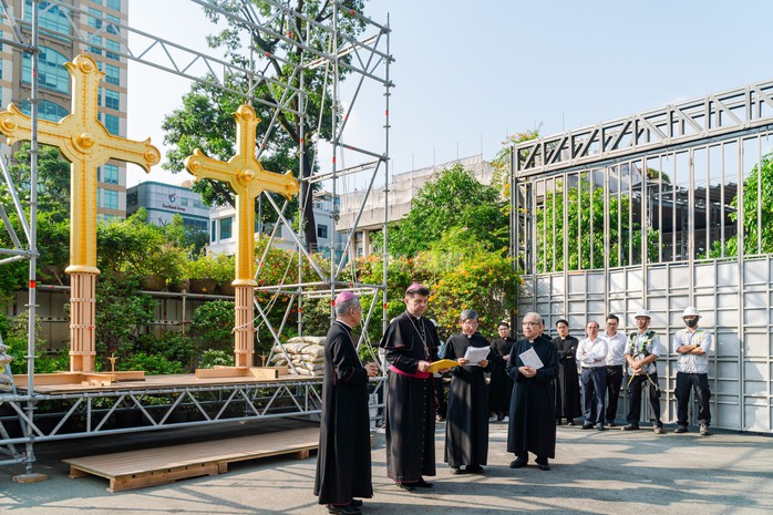 "Chúng tôi trùng tu Nhà thờ Đức Bà này theo quy chuẩn châu Âu, với vật tư từ châu Âu để Nhà thờ có thể kéo dài hàng trăm năm để thế hệ mai sau hưởng dùng" - Linh mục Inhaxiô Hồ Văn Xuân chia sẻ.