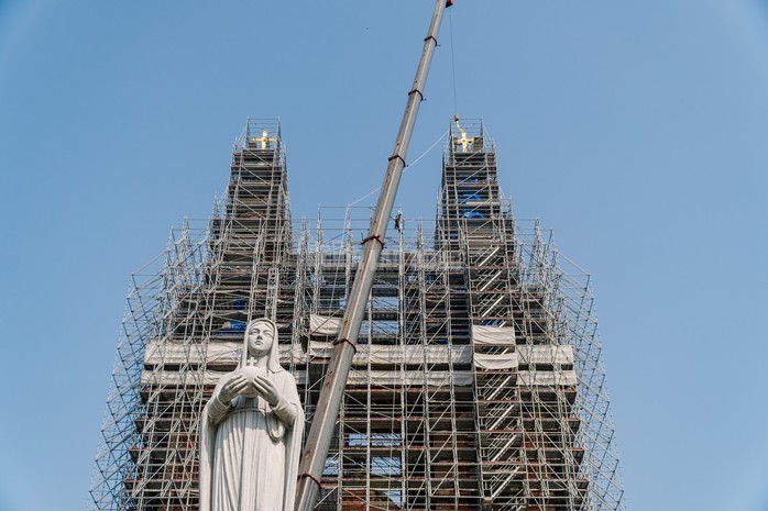 Cặp thánh giá được chế tác tại Bỉ bằng thép nguyên khối, mỗi cây nặng khoảng 400 kg, cao 3,73 m.