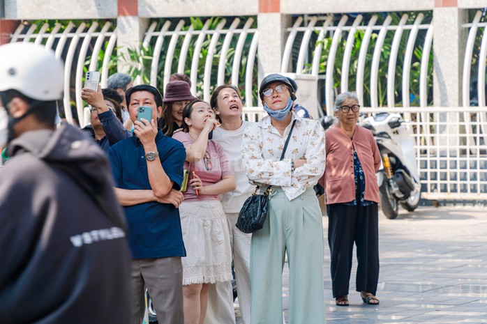 VIDEO: Cận cảnh thánh giá nặng 400kg trên đỉnh Nhà thờ Đức Bà - 8