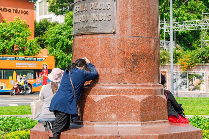 VIDEO: Cận cảnh thánh giá nặng 400kg trên đỉnh Nhà thờ Đức Bà - 10