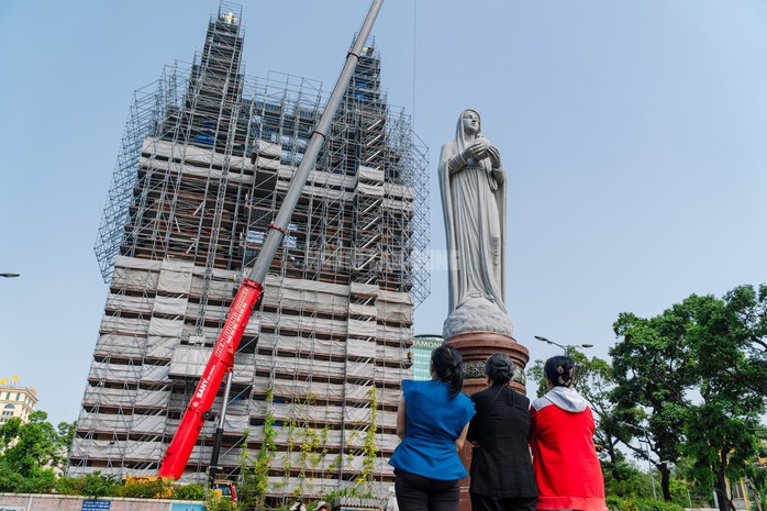 VIDEO: Cận cảnh thánh giá nặng 400kg trên đỉnh Nhà thờ Đức Bà - 9
