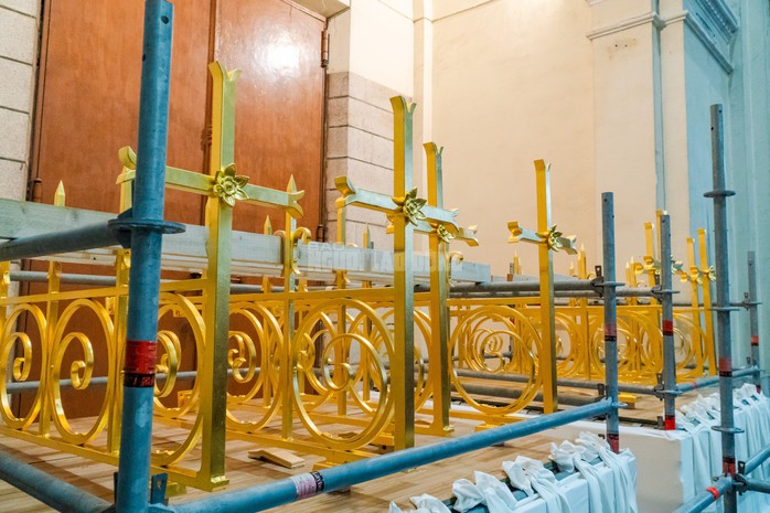 VIDEO: Cận cảnh thánh giá nặng 400kg trên đỉnh Nhà thờ Đức Bà - 14