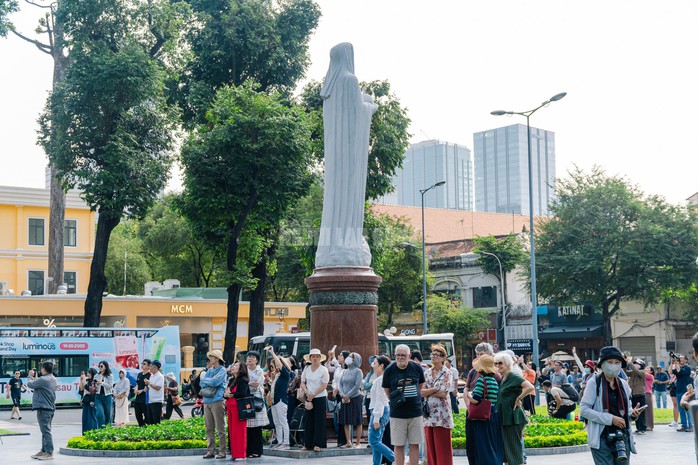 Nhiều người dân, giáo dân đã có mặt từ sớm để theo dõi và bày tỏ sự xúc động.