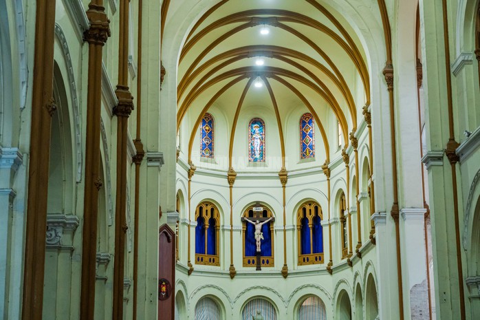 VIDEO: Cận cảnh thánh giá nặng 400kg trên đỉnh Nhà thờ Đức Bà - 13