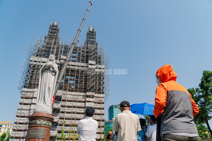 VIDEO: Cận cảnh thánh giá nặng 400kg trên đỉnh Nhà thờ Đức Bà - 11